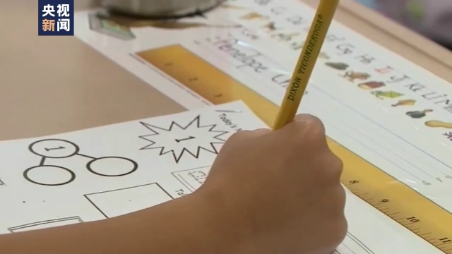 美国校园枪击案后续：防弹背包热销 家长无奈！