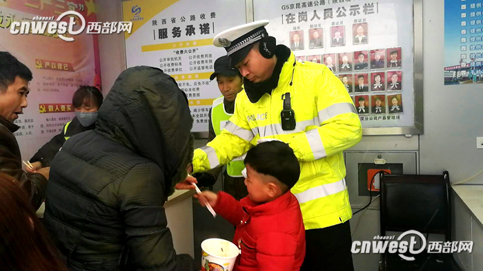 【今日看点】（页面标题）雪天西安交警上街执勤 温情故事传遍古城  （内容页标题）雪天西安3000余交警上街执勤 温情故事传遍古城