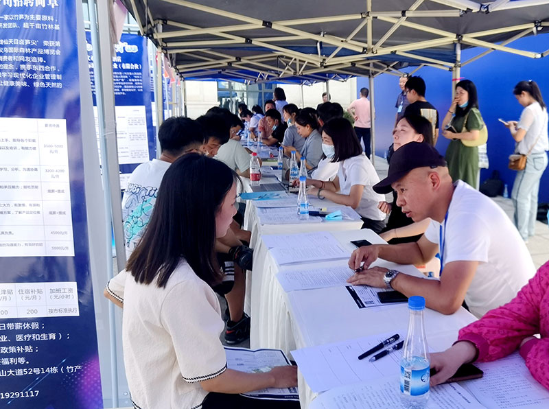 宜宾市兴文县汇智兴业专场招聘会在宜宾学院举行_fororder_招聘会现场-摄影-高学兵