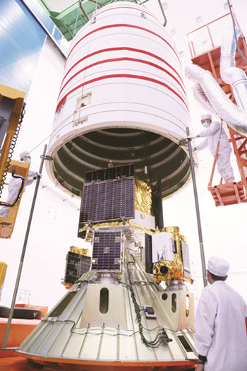 创新潮涌_fororder_长光卫星技术有限公司的工作人员进行卫星调试。