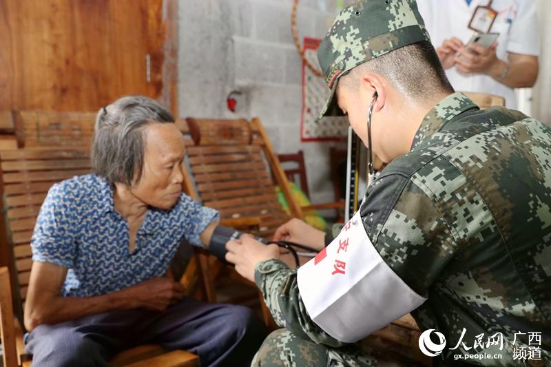 南宁武警：千山难挡帮扶路 送医送药暖民心