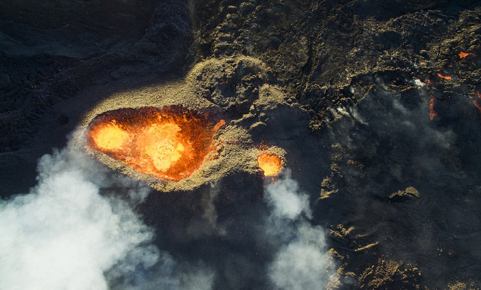 自然與野生動(dòng)物類季軍：留尼旺島富爾奈斯活火山噴發(fā)的壯觀景象。攝影：Jonathan Payet（網(wǎng)頁截圖）