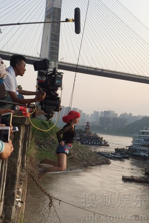 柳岩吊钢丝从大桥跳江  “拼命三娘”红发飘舞