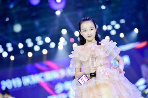 俞文清燕窝水助力2019IKMC国际少儿模特大赛，演绎健康时尚魅力