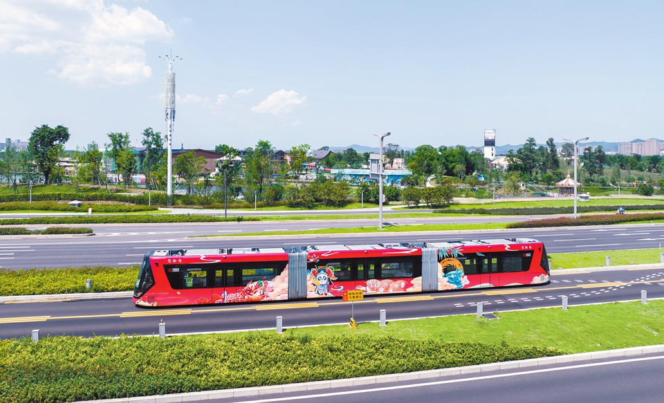 （转载）没有轨道的列车来了 智轨列车亮相成都载客试跑