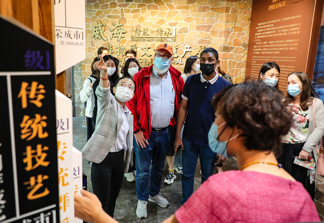 “外国友人看威海”活动开展 韩国、俄罗斯、比利时等国友人“沉浸式”感受威海文化魅力_fororder_外国友人听取非遗情况介绍