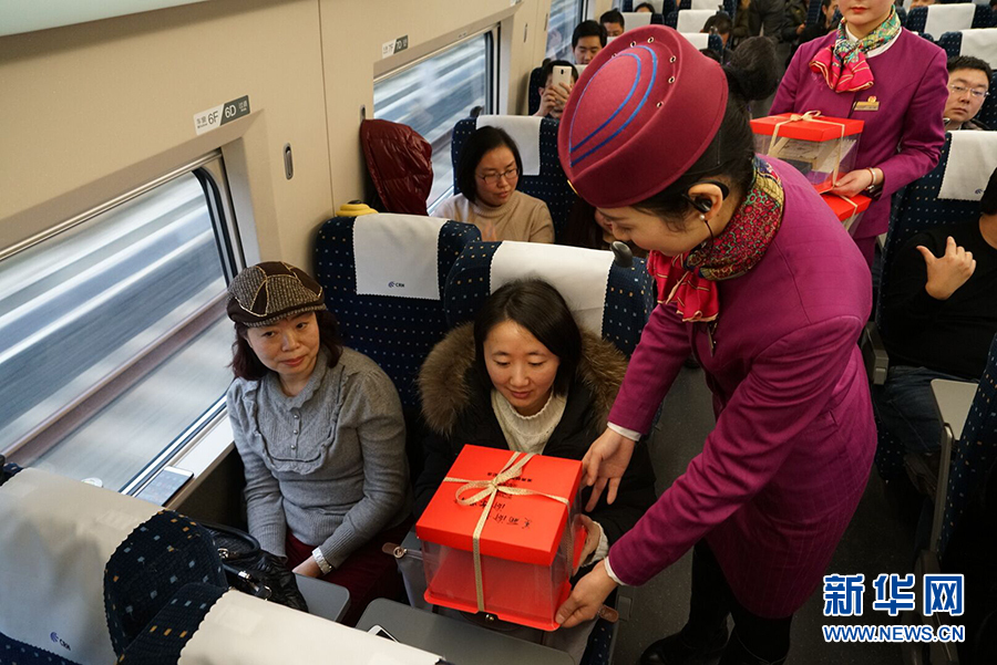 【焦點圖】渝貴鐵路首發動車2小時跑全程 主題車廂成亮點