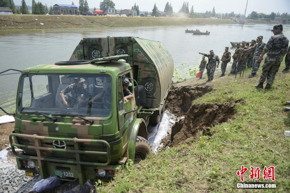 湖南新华垸堵口复堤仍在推进 沙袋铁笼开始投放(组图)