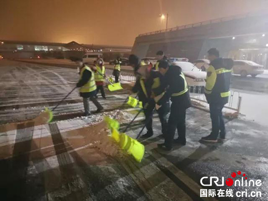 西咸新区动员数万人除雪 保障道路出行安全