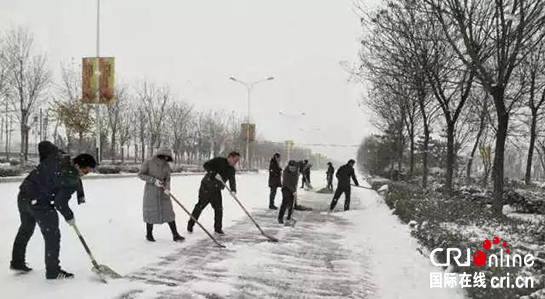 西咸新区动员数万人除雪 保障道路出行安全