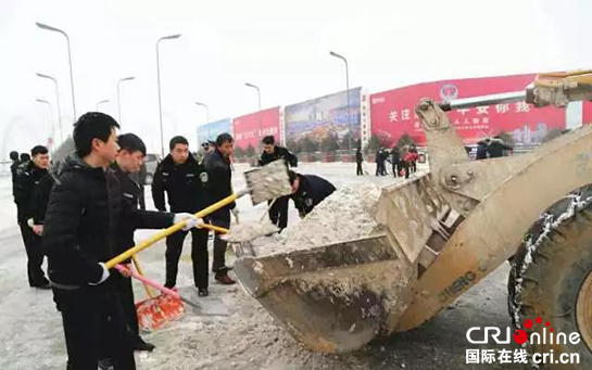 西咸新区动员数万人除雪 保障道路出行安全