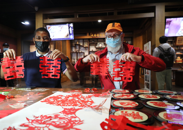 “外国友人看威海”活动开展 韩国、俄罗斯、比利时等国友人“沉浸式”感受威海文化魅力_fororder_外国友人展示制作的非遗剪纸