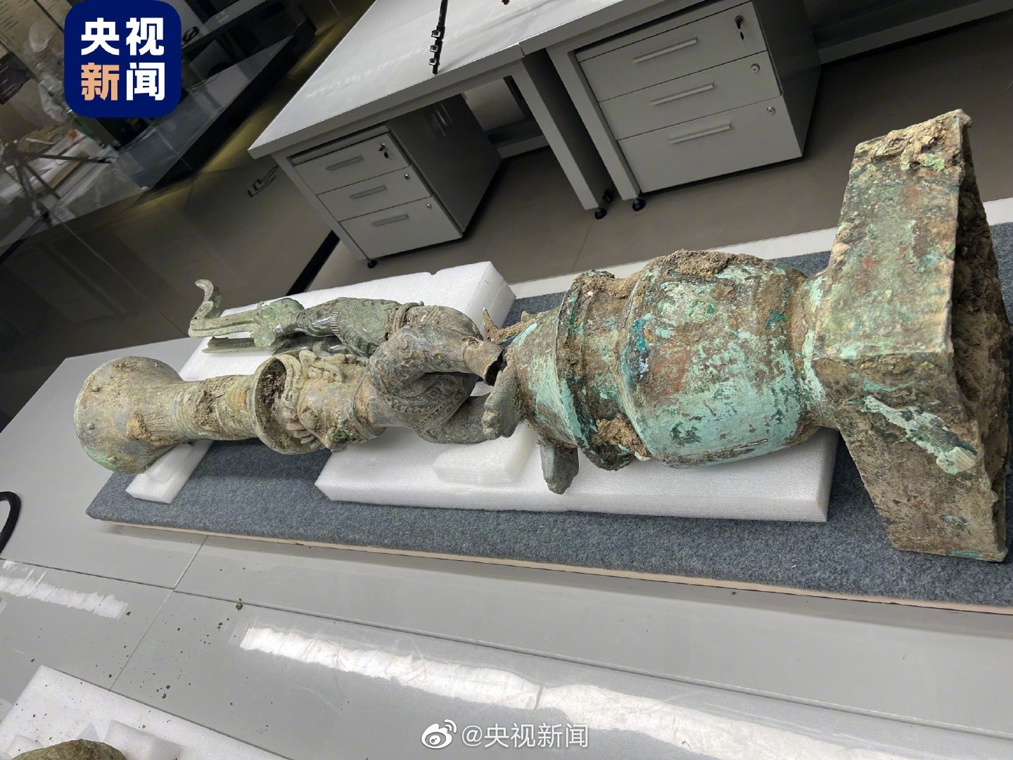 （转载）重大发现！三星堆8号坑顶尊蛇身人像和2号坑鸟脚人像成功拼接