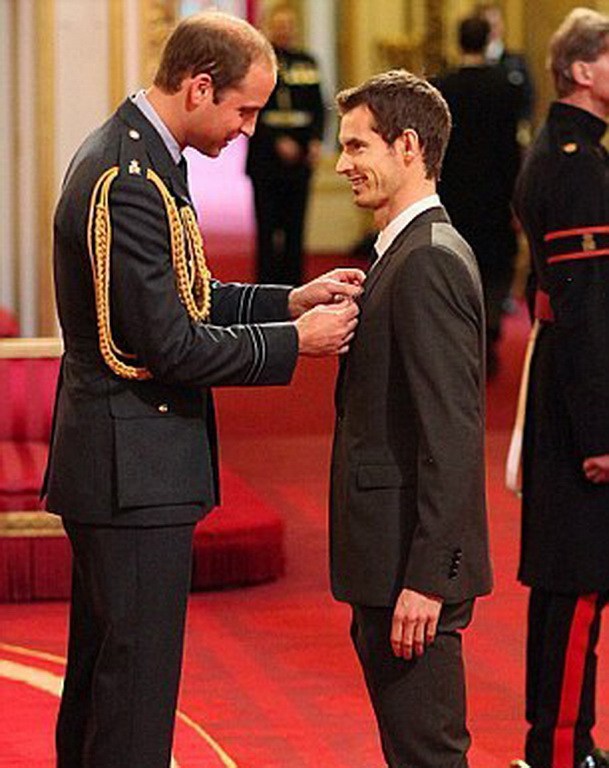 由于两人身高相同,为了保持王室的尊严,威廉王子是在一个圆形的颁奖台