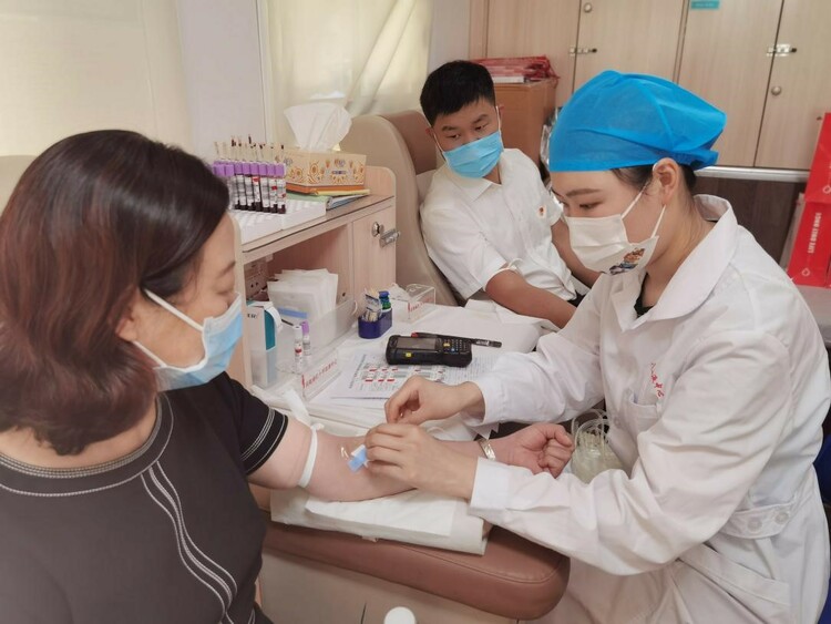 献出热血 让爱传递——兴业银行郑州分行组织员工开展献血活动