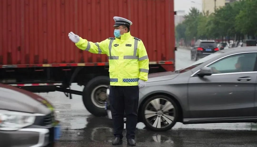 黃驊“澆”警雨中執勤 全力守護群眾安全出行_fororder_圖片3