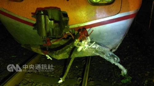 【台海 列表】【滚动新闻】【地市 厦门】台铁撞上货车掉落板模工具 致车头轻微受损