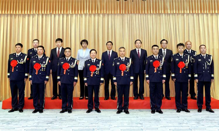 邯郸市委书记张维亮与受全国表彰的邯郸市公安系统英雄模范立功集体代表座谈