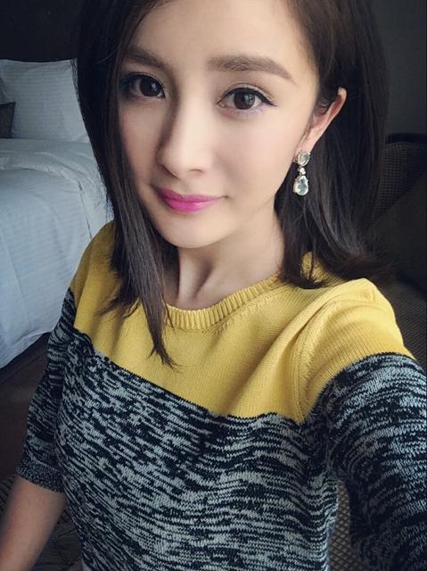 杨幂晒45度角自拍美照 性感美腿太抢镜了