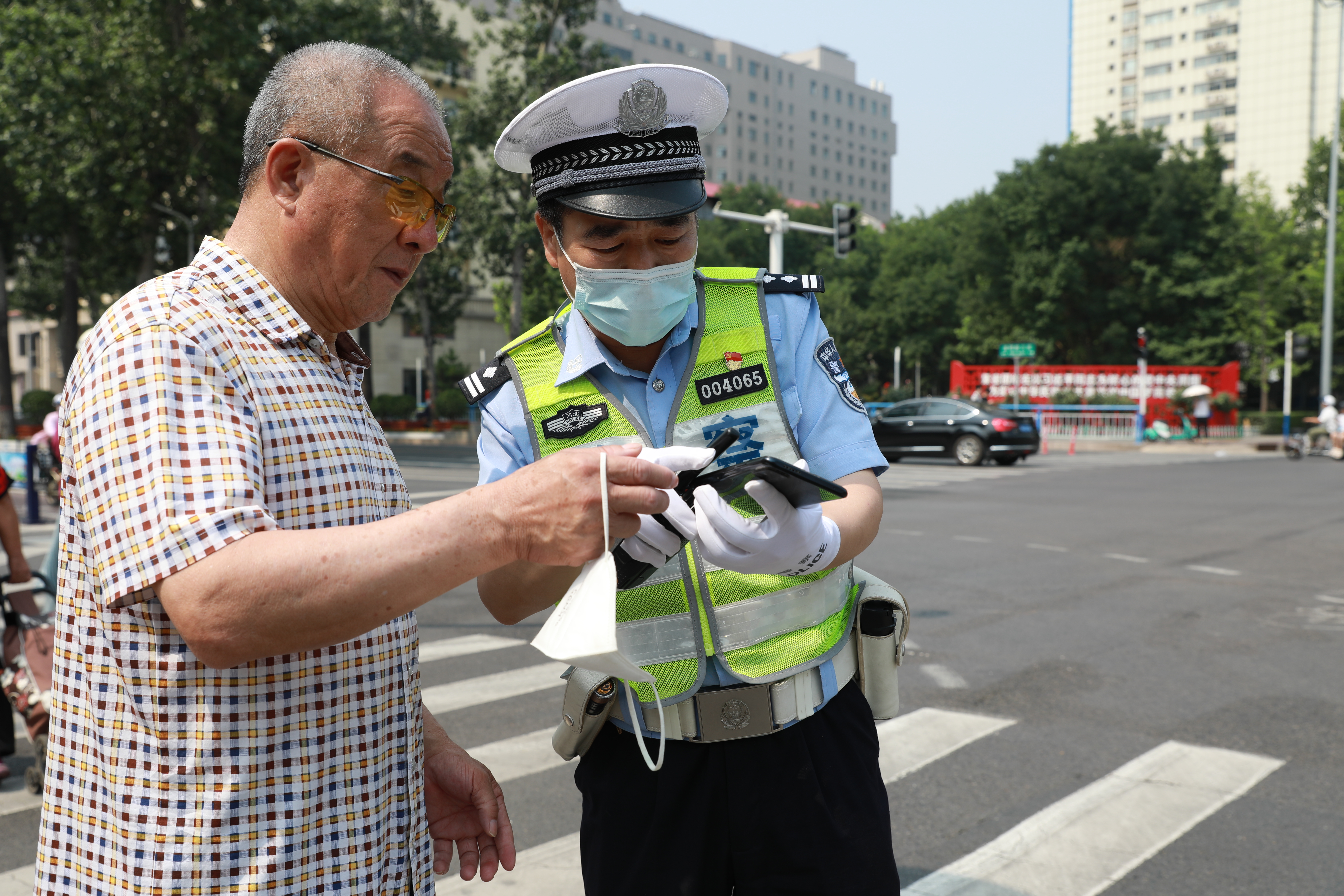 （原創）石家莊交警戰高溫、鬥酷暑 為群眾平安出行保駕護航_fororder_6