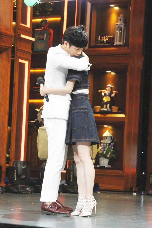 蒋梦婕花式撩男神 霸气"腿咚"上演女神美腿杀