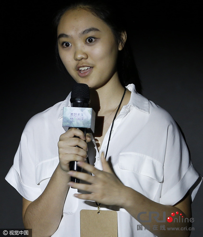 李连杰16岁女儿做公益讲海啸经历长相似利智