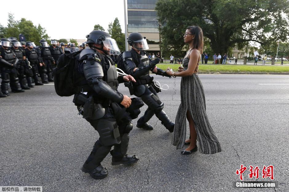 美国黑人女子孤身对峙防暴警 遭逮捕被拘留24小时