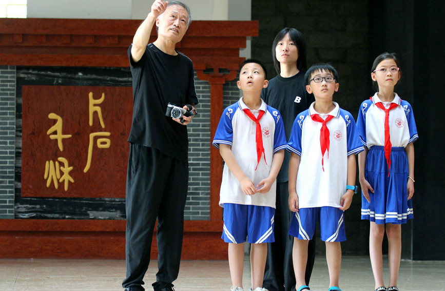 河南南陽：手繪漢畫進校園