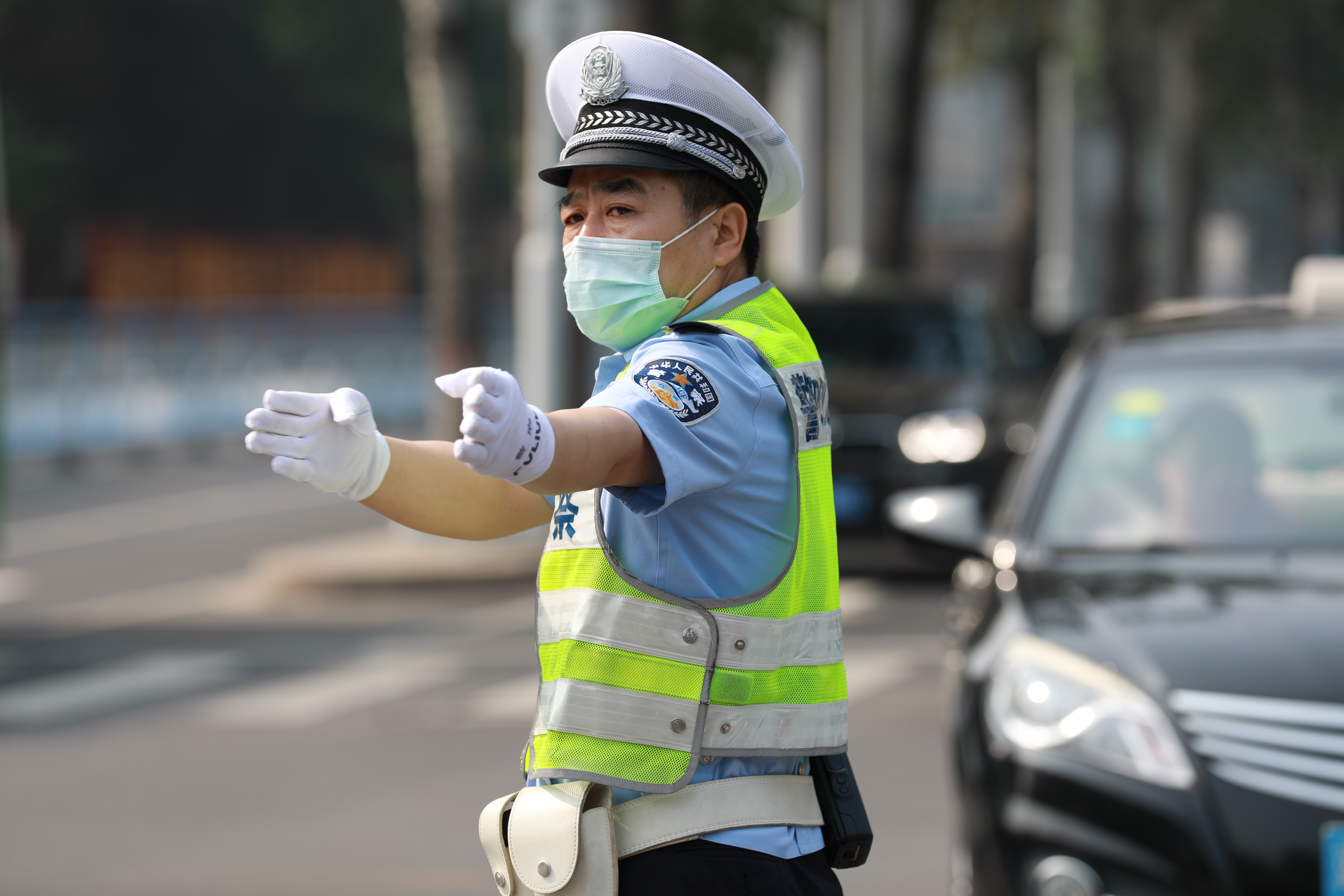 （原創）石家莊交警戰高溫、鬥酷暑為群眾平安出行保駕護航_fororder_1