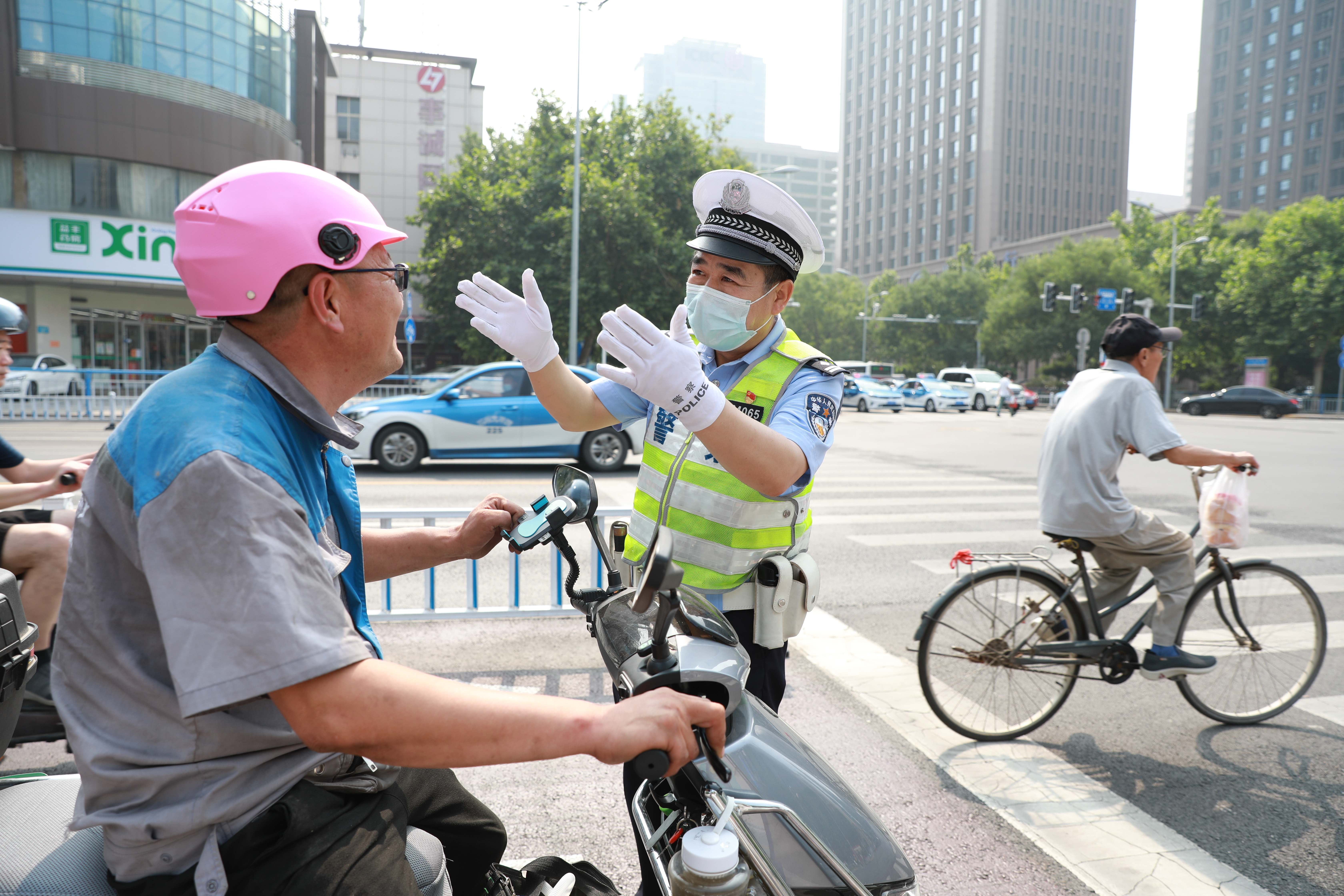 （原創）石家莊交警戰高溫、鬥酷暑 為群眾平安出行保駕護航_fororder_4