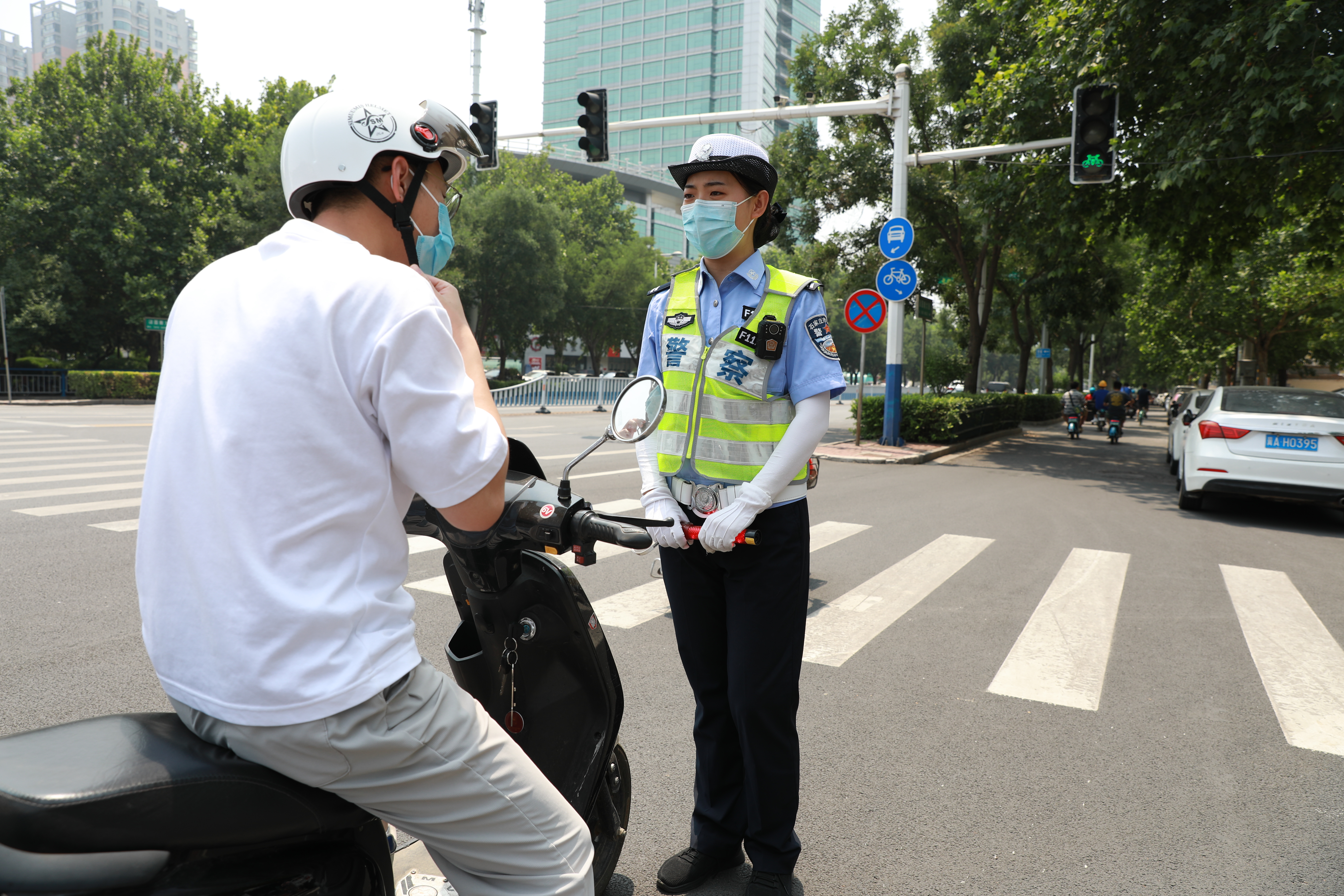 （原创）石家庄交警战高温、斗酷暑 为群众平安出行保驾护航_fororder_7