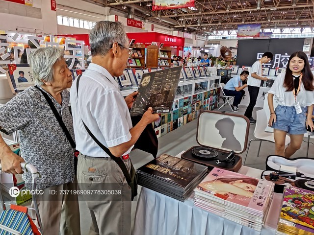 图片默认标题_fororder_70周年精品出版物展亮相第26届图博会-1