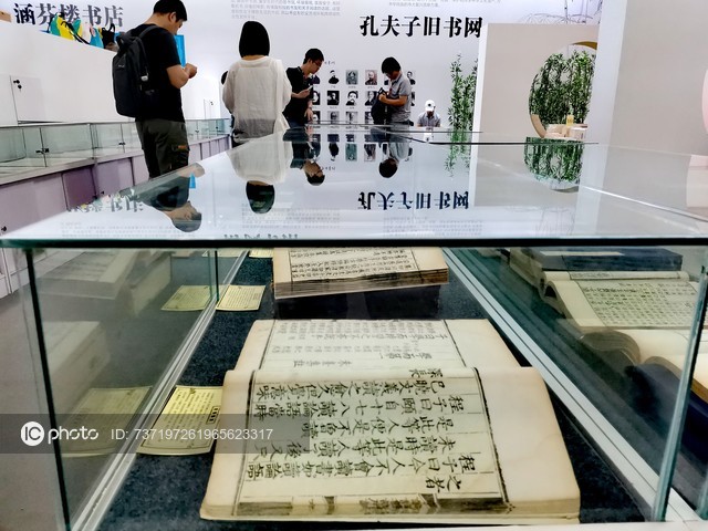 图片默认标题_fororder_70周年精品出版物展亮相第26届图博会-3