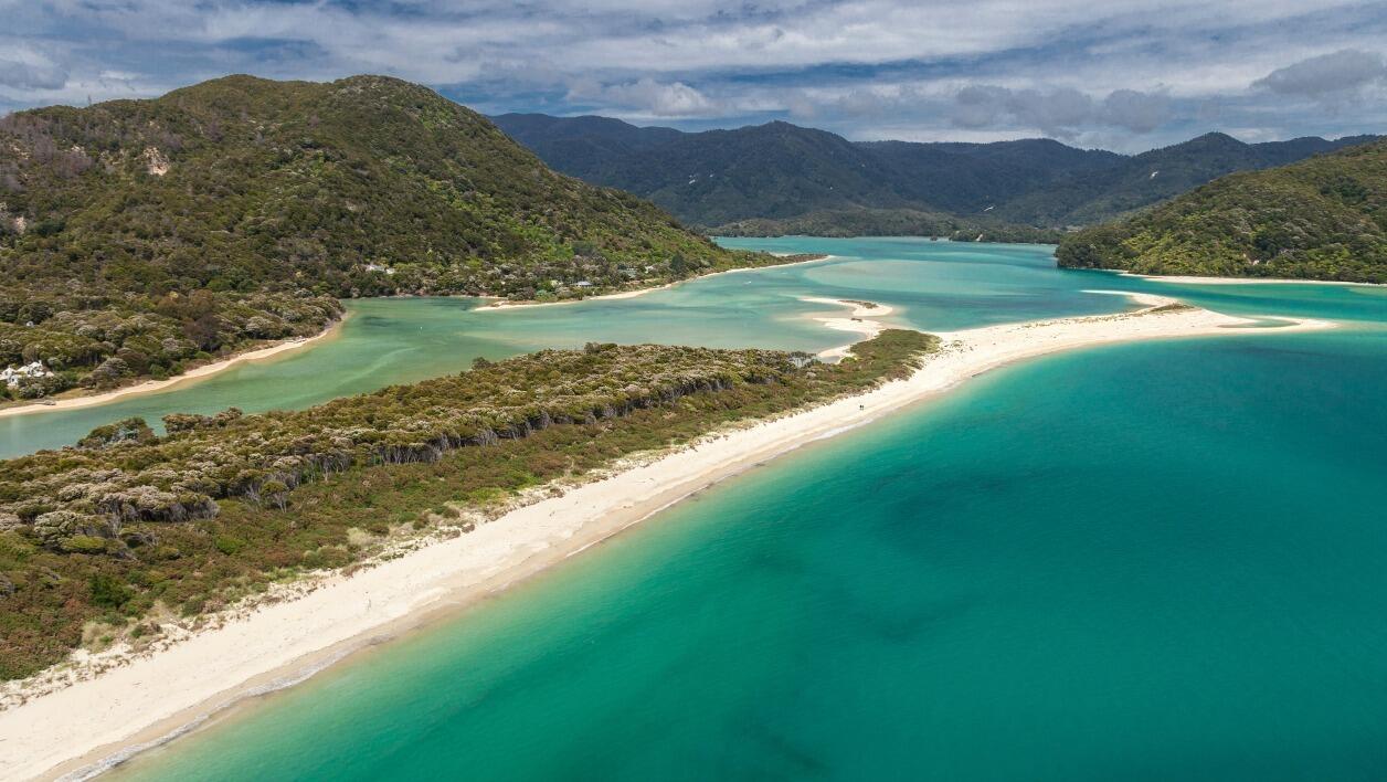 新西兰男子集资买“全球最美”海滩 捐国家当公园