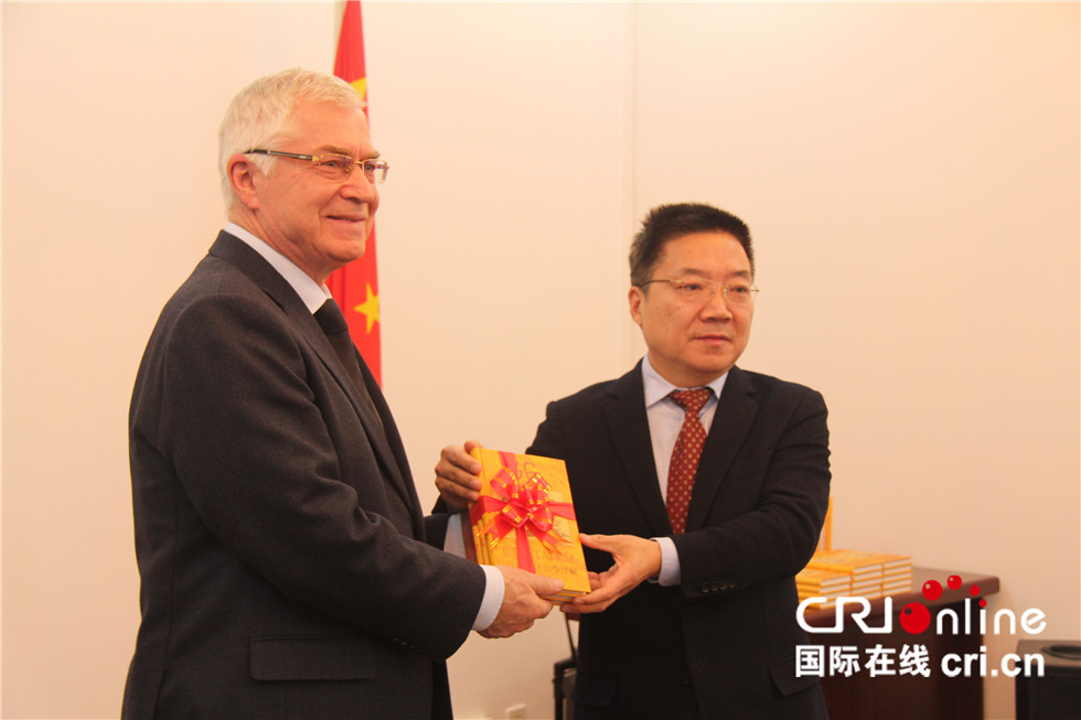 国际台副台长胡邦胜向焦明大使赠书.