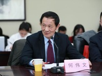 中國前駐舊金山商務參贊何偉文正在發言_fororder_5