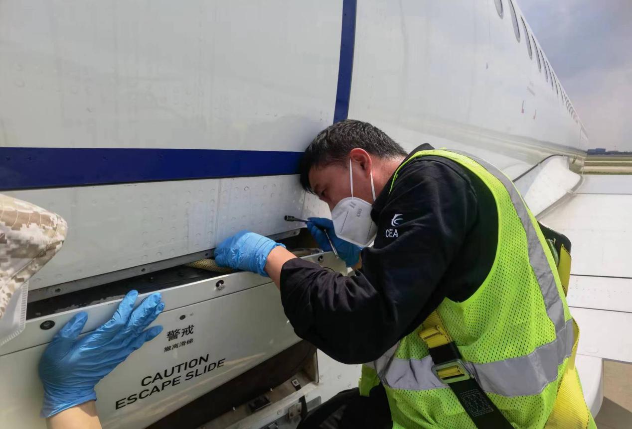 迎“烤”验 洒汗水 这群东航人用坚守诠释劳动最美