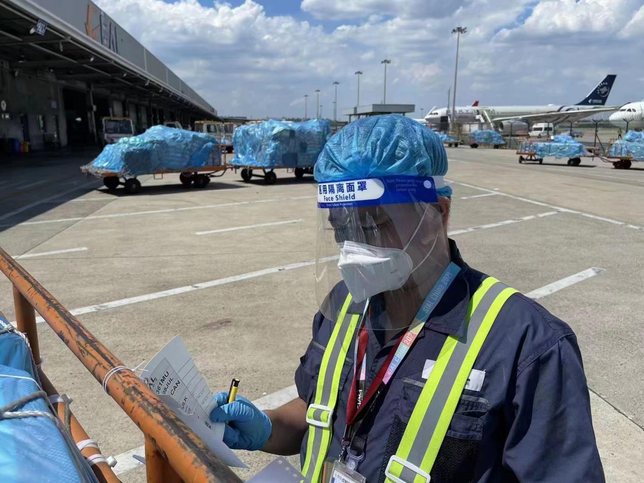 迎“烤”验 洒汗水 这群东航人用坚守诠释劳动最美