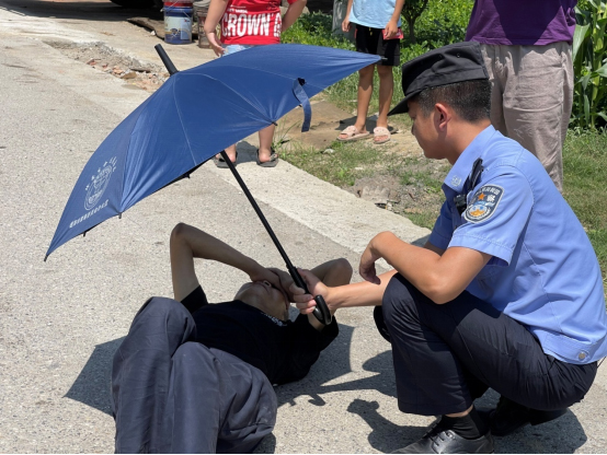德阳罗江：民警烈日下为交通事故伤者撑伞获群众称赞_fororder_未标题-1
