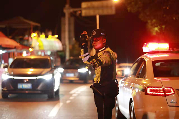 挥洒汗水在一线 | 成都龙泉山旅游警务服务队亮相_fororder_交警在沿线进行交通疏导4-供图-龙泉山旅游警务服务队