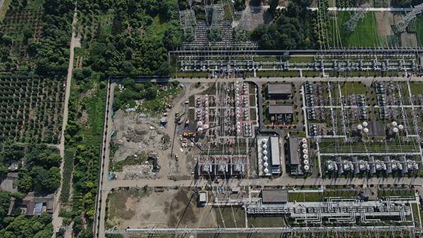 成都投运一项电网迎峰度夏重点工程_fororder_航拍500千伏广都站扩建工程现场（王志奇供图）