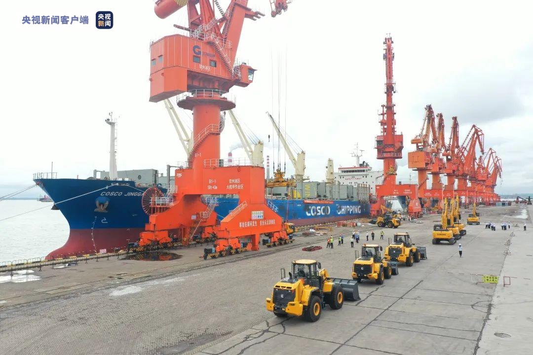 广西钦州港区首批工程车辆整车出口至RCEP国家