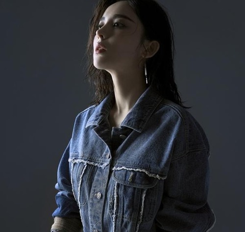 娜扎曝初秋封面大片 光影间演绎纯粹本真