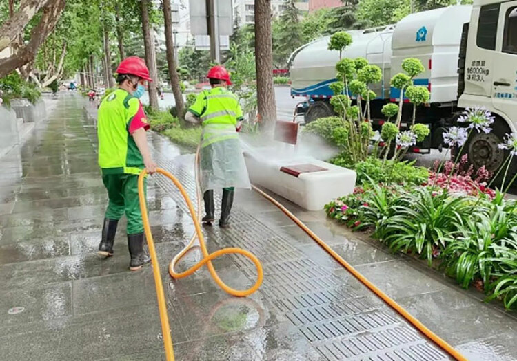 山美 云美 还有最美的"城市美容师"_fororder_成都市青羊区环卫工冲洗