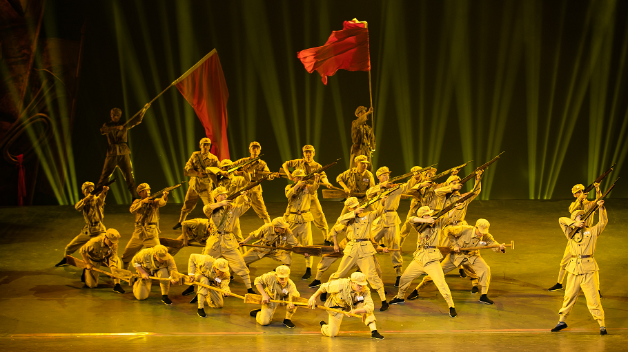 大型歌舞诗剧《颂军魂》在筑精彩上演