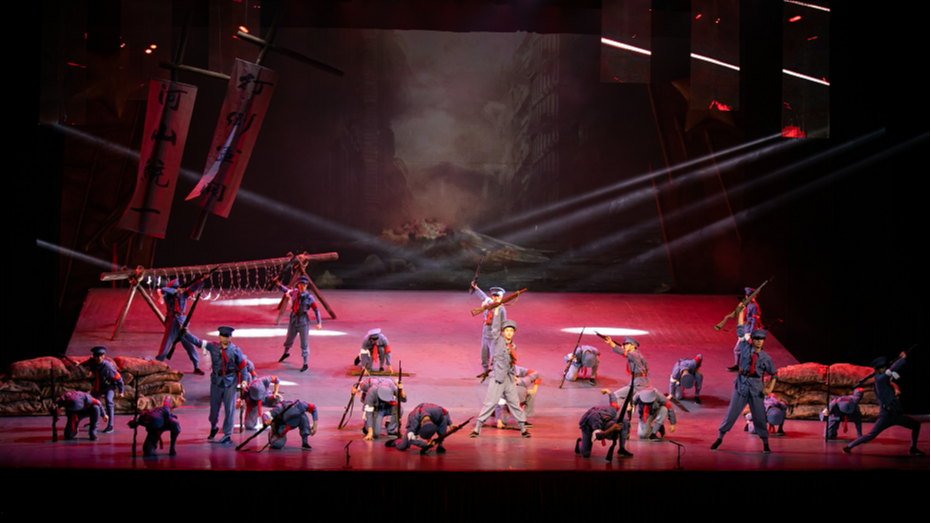 大型歌舞诗剧《颂军魂》在筑精彩上演