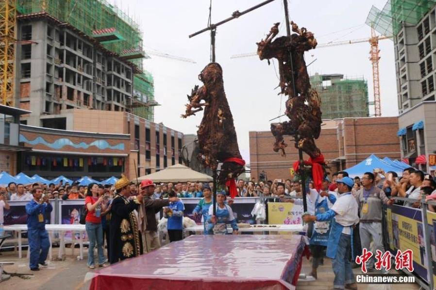 甘肅市民排長隊吃“烤全駝”現場