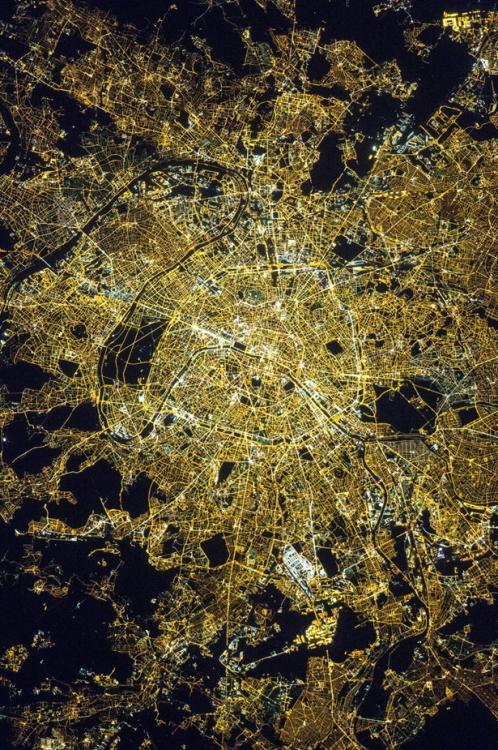 宇航员拍摄地球夜景：城市路网分明 街道灯火辉煌