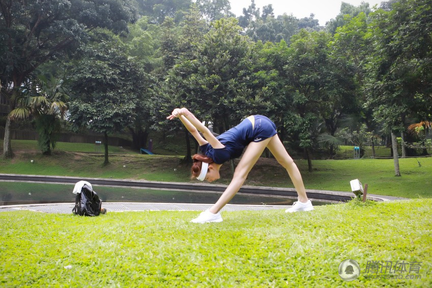 组图：阔太爱跑步！"冻龄辣妈"胡静腿长一米八