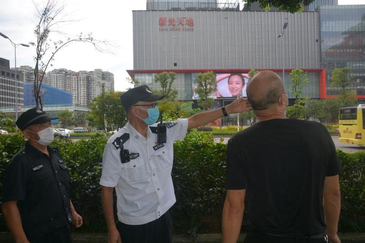 【B】重庆渝北：60岁老民警退休前站好最后一班岗